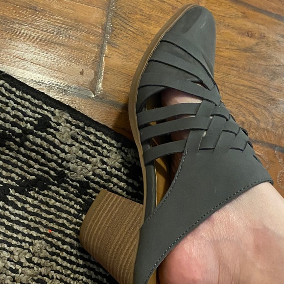 Universal Thread Women's Gray Strappy Heeled Sandals size 8.5W - Picture 2 of 11